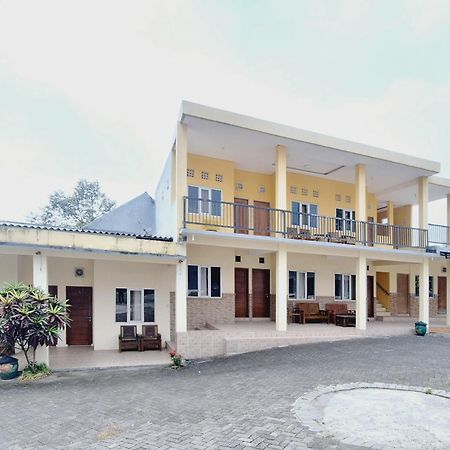 Villa Bukit Bunga Syariah Redpartner Pacet Mojokerto Bagian luar foto