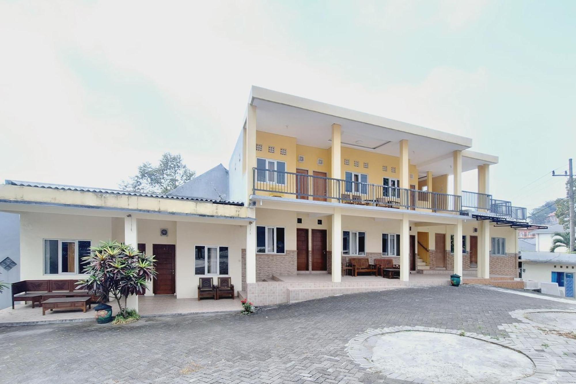Villa Bukit Bunga Syariah Redpartner Pacet Mojokerto Bagian luar foto
