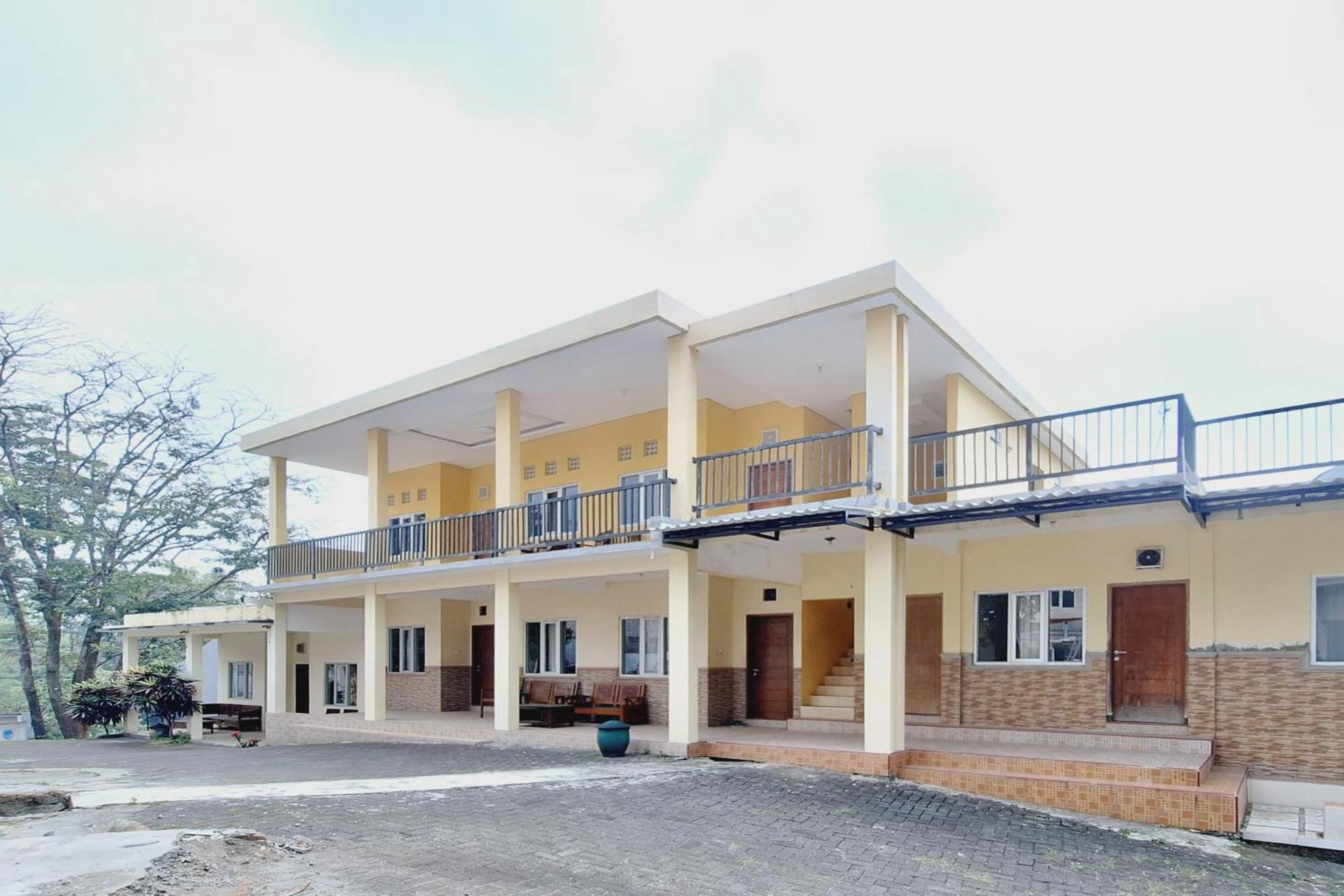 Villa Bukit Bunga Syariah Redpartner Pacet Mojokerto Bagian luar foto