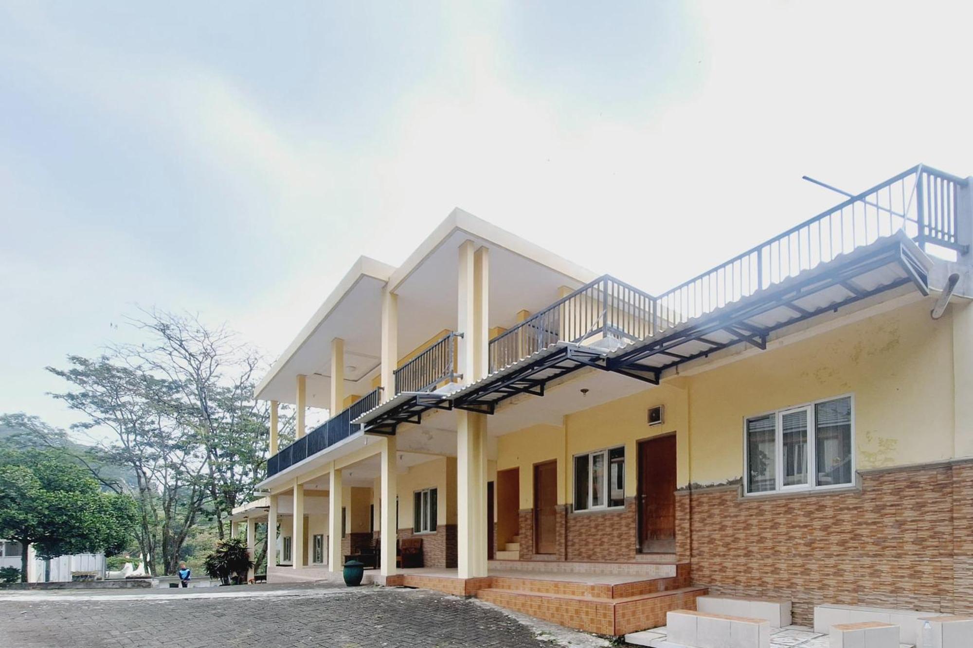 Villa Bukit Bunga Syariah Redpartner Pacet Mojokerto Bagian luar foto